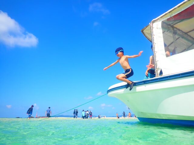 石垣島・浜島周辺での海遊び。ボートから飛び込みを楽しむ子供の様子。