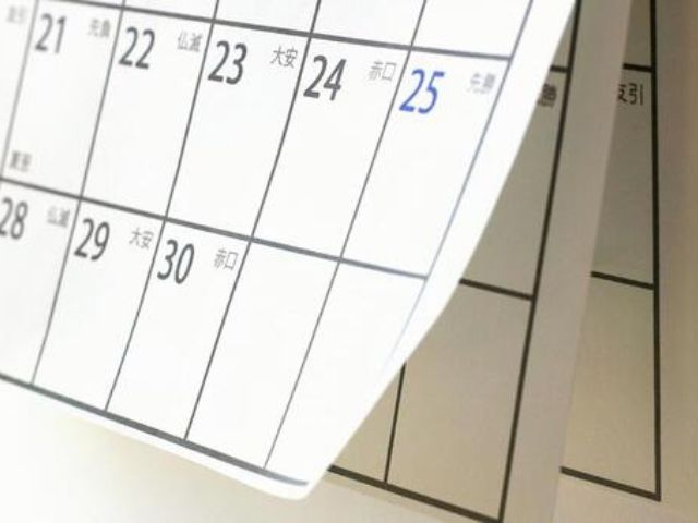 石垣島旅行の計画や浜島ツアーの日程を想起させる、めくられるカレンダー。