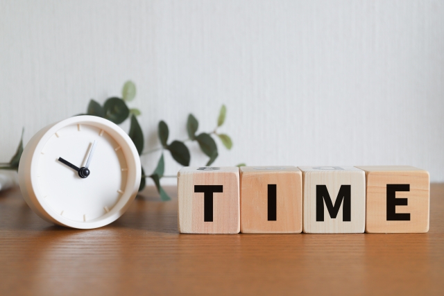 石垣島・浜島での自由な時間をイメージさせる、時計とTIMEの積み木。